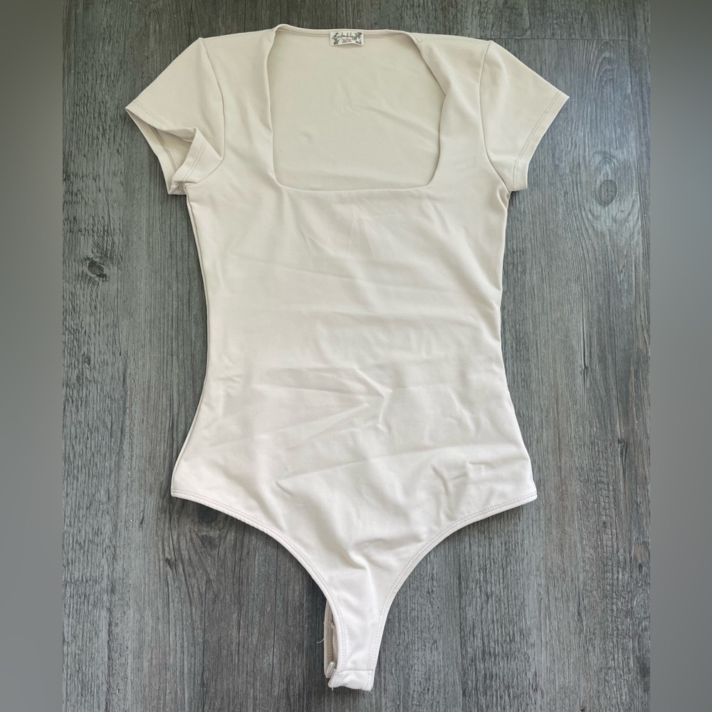 Free People Women’s XS Beige Short Sleeve Bodysuit Square Neck Thong Casual